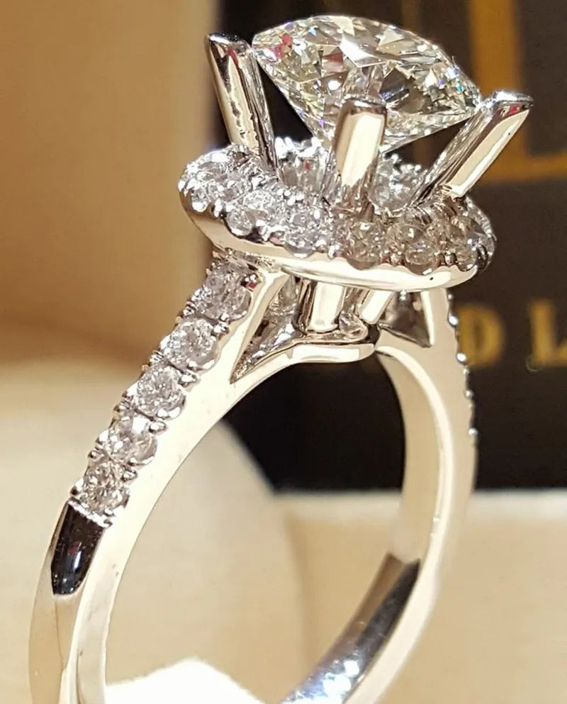 Descubra o Anel Solitário Princesa em Prata 925 com Zircônia, ideal para quem busca Elegância e Charme. Feito com Prata 925, é hipoalergênico e durável, perfeito para Noivados e Presentes Especiais. Aproveite a Qualidade e Conforto deste Anel Moderno e Sofisticado. Compre hoje com frete grátis para todo o Brasil!