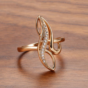 Descubra o Anel Dourado com Zircônia, perfeito para quem busca um Anel Feminino sofisticado e durável. Ideal para ocasiões especiais como casamento ou festa, o Anel Clássico oferece um brilho intenso, feito em Ouro 585 e hipoalergênico, garantindo conforto e elegância em cada detalhe.