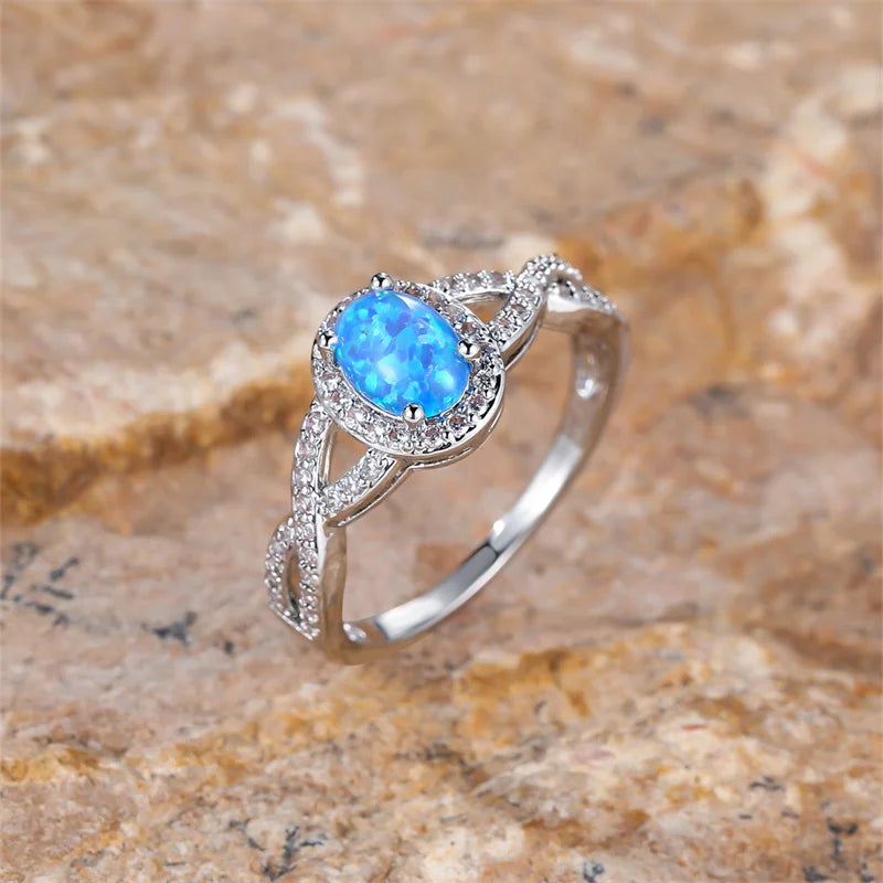 Descubra o encanto celestial do Anel Opala Azul Prata. Este anel feminino combina a beleza do Opala Celeste com o brilho da Prata, criando uma jóia elegante e versátil. Perfeito para casamentos e outras ocasiões especiais, este anel exala luxo e glamour. Sua design exclusivo adicionam um toque de charme e sofisticação.