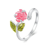 Descubra o encanto do Anel Floral Rosa em Prata 925, uma joia exclusiva e durável para mulheres modernas. Com um design versátil, esse anel glamouroso é perfeito para festas e um presente especial em aniversários. Seja notada com esse anel sofisticado, feito para celebrar a feminilidade com estilo e elegância.