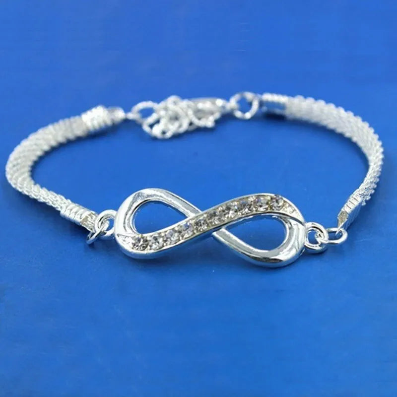 Descubra a sofisticação da Pulseira Infinito Crystal. Um acessório unissex em 8 Shape, perfeito para um estilo elegante e moderno. Com cristais delicadamente incrustados, esta pulseira é a escolha ideal para quem busca um toque de glamour versátil. Adquira já essa joia exclusiva e eleve seu estilo a novas alturas.