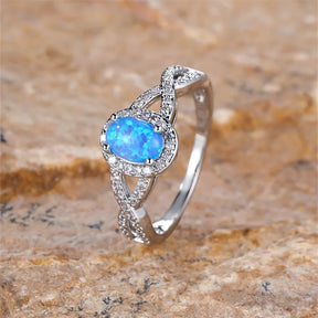 Descubra o encanto celestial do Anel Opala Azul Prata. Este anel feminino combina a beleza do Opala Celeste com o brilho da Prata, criando uma jóia elegante e versátil. Perfeito para casamentos e outras ocasiões especiais, este anel exala luxo e glamour. Sua design exclusivo adicionam um toque de charme e sofisticação.