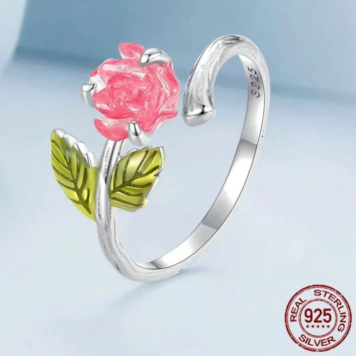 Descubra o encanto do Anel Floral Rosa em Prata 925, uma joia exclusiva e durável para mulheres modernas. Com um design versátil, esse anel glamouroso é perfeito para festas e um presente especial em aniversários. Seja notada com esse anel sofisticado, feito para celebrar a feminilidade com estilo e elegância.