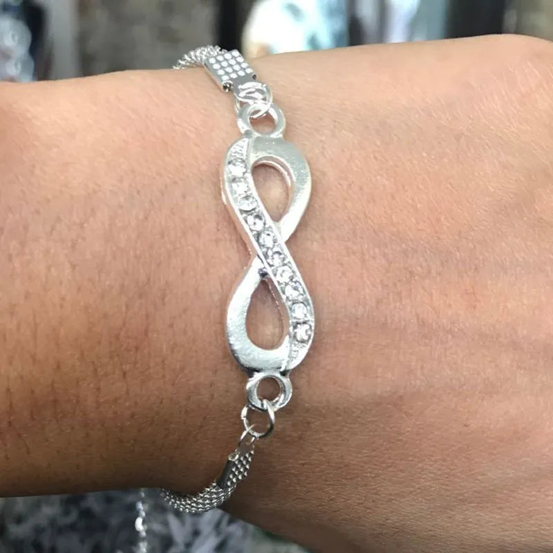 Descubra a sofisticação da Pulseira Infinito Crystal. Um acessório unissex em 8 Shape, perfeito para um estilo elegante e moderno. Com cristais delicadamente incrustados, esta pulseira é a escolha ideal para quem busca um toque de glamour versátil. Adquira já essa joia exclusiva e eleve seu estilo a novas alturas.