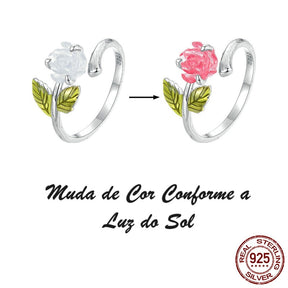 Descubra o encanto do Anel Floral Rosa em Prata 925, uma joia exclusiva e durável para mulheres modernas. Com um design versátil, esse anel glamouroso é perfeito para festas e um presente especial em aniversários. Seja notada com esse anel sofisticado, feito para celebrar a feminilidade com estilo e elegância.